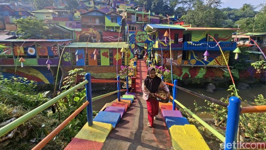 Warna-warni cerah dari jembatan dan dinding rumah warga mulai terlihat setelah berjalan kaki santai selama kurang lebih 10 menit.